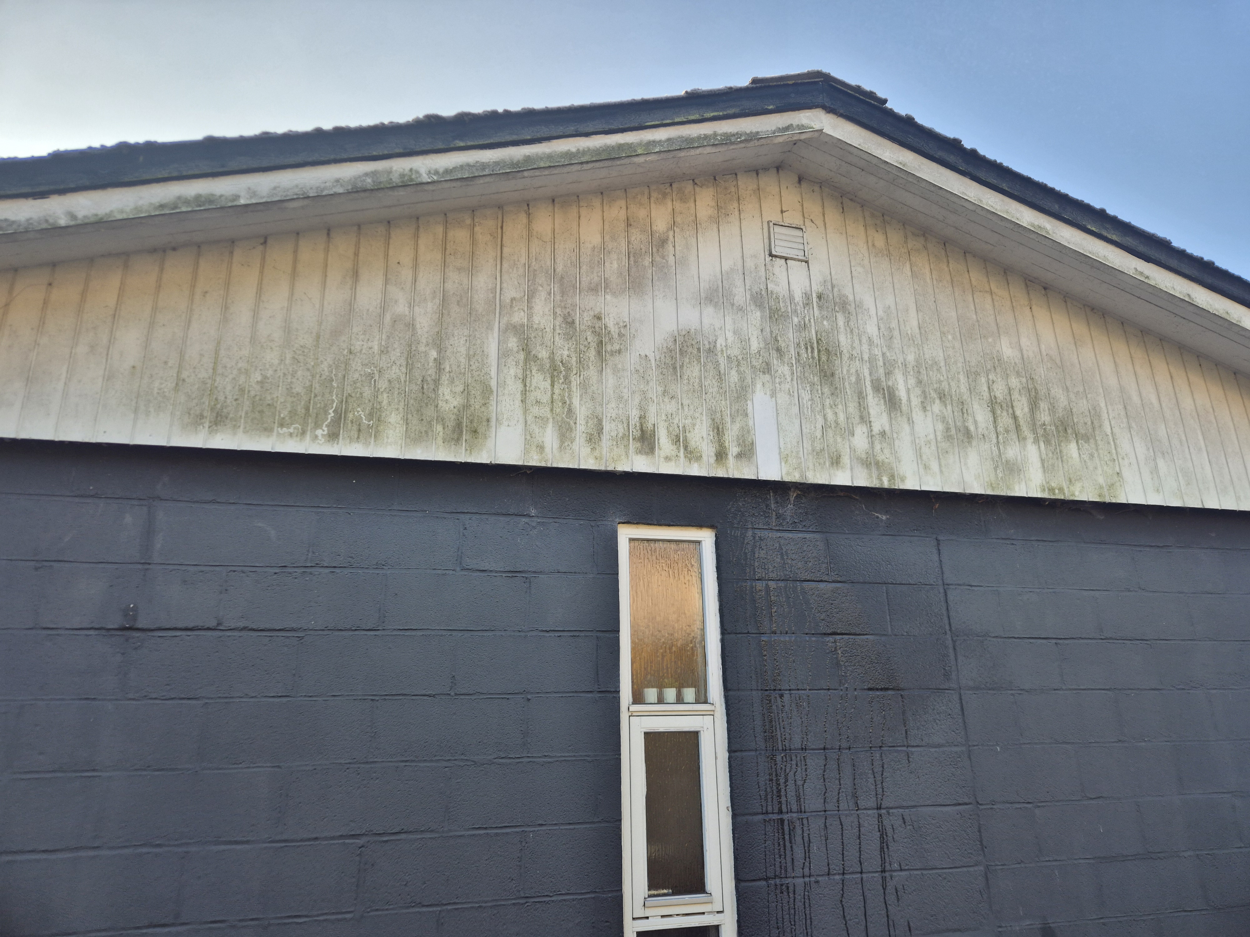 Rens af facade før rens