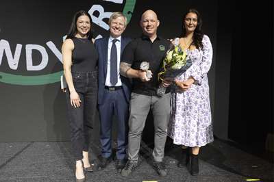RensDjurs med pokal og blomster ved Anmeld Håndværker-prisuddelingen