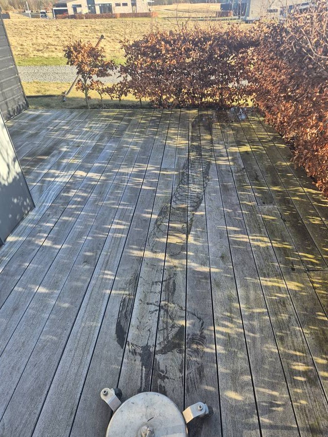 Rens af træterrasse før rens